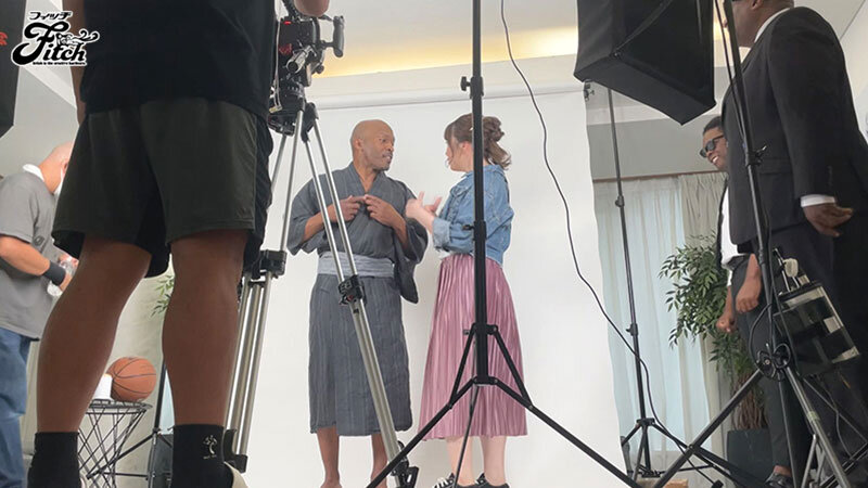 巨根黒人アスリートNTR ライトに映る衝撃のデカマラに身も心も奪われた豊満爆乳妻 夕季ちとせ - サンプル画像 - 2