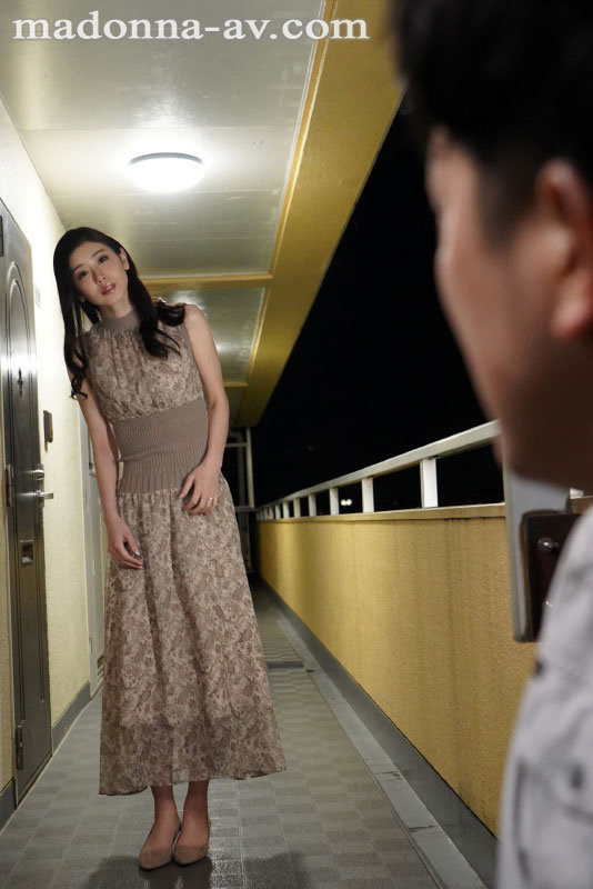 真夏の夜に帰宅、鍵を無くして隣人妻の家に泊まる流れに…。 無防備過ぎる胸元と生脚に興奮した僕は、夜が明けるまで何度もハメ狂った…。 小松杏 - サンプル画像 - 1
