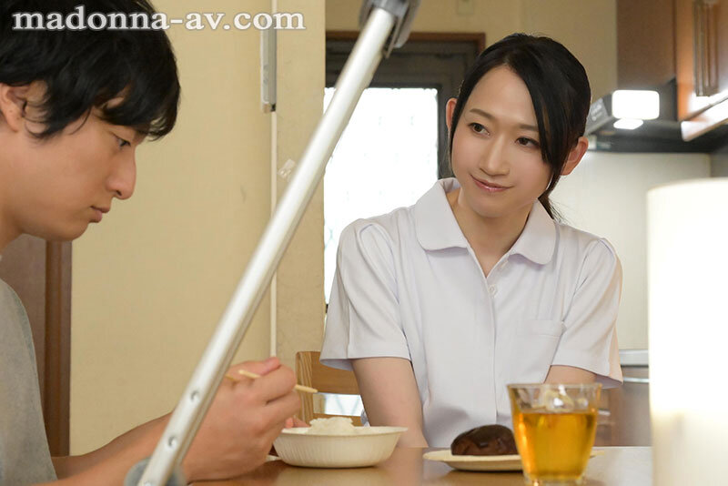 僕のわがままを全て受け入れてくれる、人妻ヘルパーかなさんの密着中出し看護 水戸かな - サンプル画像 - 1