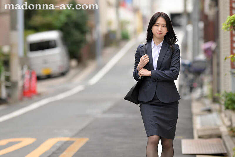 女上司、歪んだ刺激と躾に溺れるSM不倫性交。昼休みはダメな部下に躾けられて…。 専属美女の『苦しみ』という快楽を解放―。 水戸かな - サンプル画像 - 1