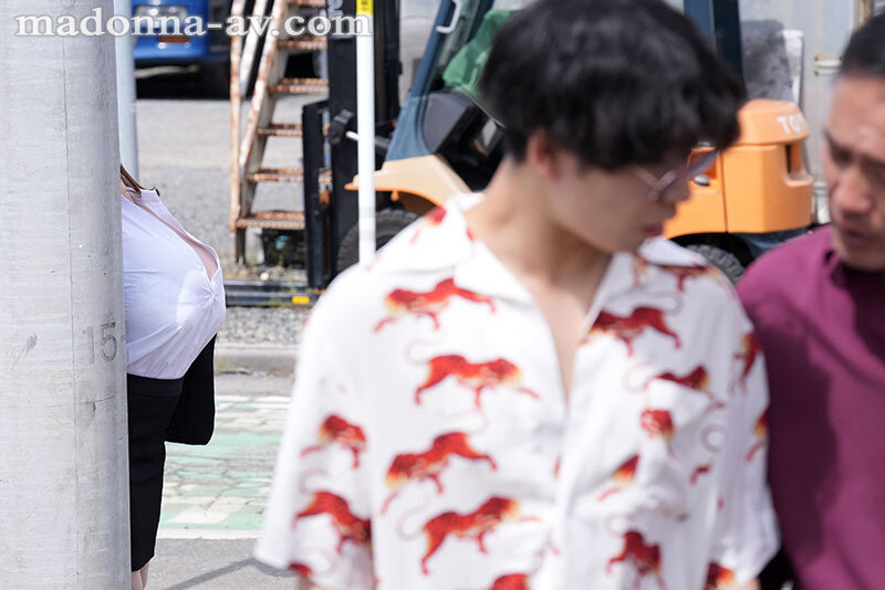 この大きな『任務（ミッション）』にはデカすぎる―。 Mcupに妨げられて潜入‘不能’…。人妻潜入捜査官 電信柱からハミ出てしまう悩ましき爆乳―。 叶愛 - サンプル画像 - 1