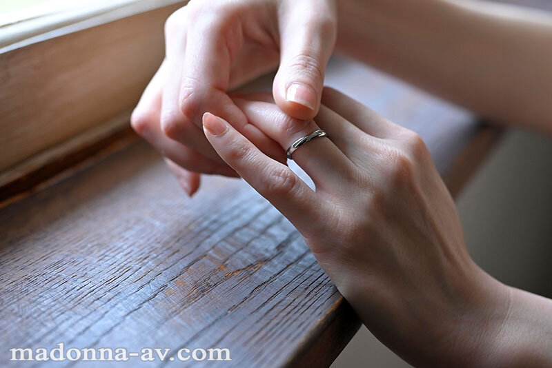 奥ゆかしい、その美しさを、より深く―。 新人 美貌と品格を併せ持つ人妻 森かおり 37歳 AV DEBUT - サンプル画像 - 1