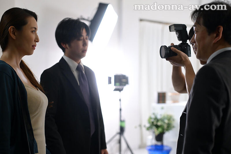 ヌードモデルNTR 上司と羞恥に溺れた妻の衝撃的浮気映像 南波明花 - サンプル画像 - 1