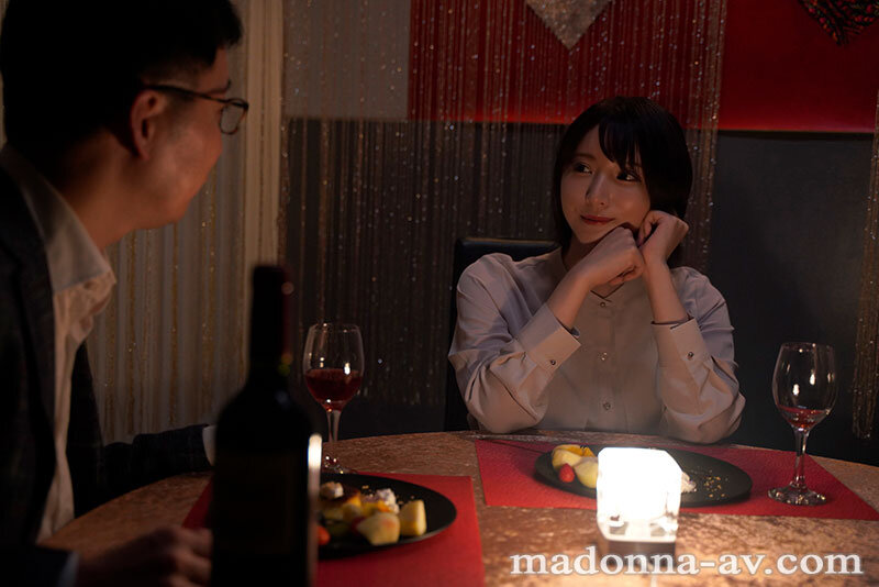 背徳の寝取らせシアタールーム 低俗男たちの醜い肉棒で汚された貞淑妻ー。 新妻ゆうか - サンプル画像 - 1