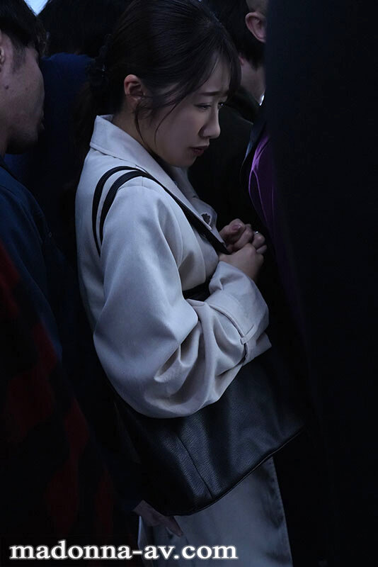 身動き不能…乗車率200％通勤ラッシュエビ反り痴● 竹内有紀 - サンプル画像 - 1