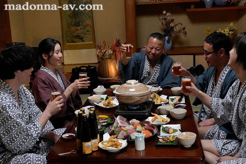 中途の人妻社員が肉便器と化すまで、部署全員で輪●し続ける温泉旅行。 宮下華奈 - サンプル画像 - 1