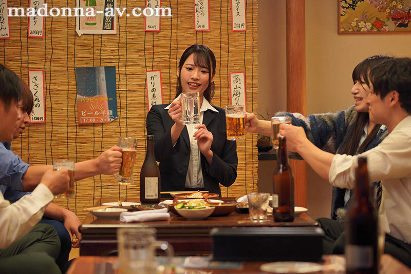 ベッドずり落ち性交。 悪のりサラリーマンにまわされた‘エビ反り’女子社員 月野江すい - サンプル画像 - 1