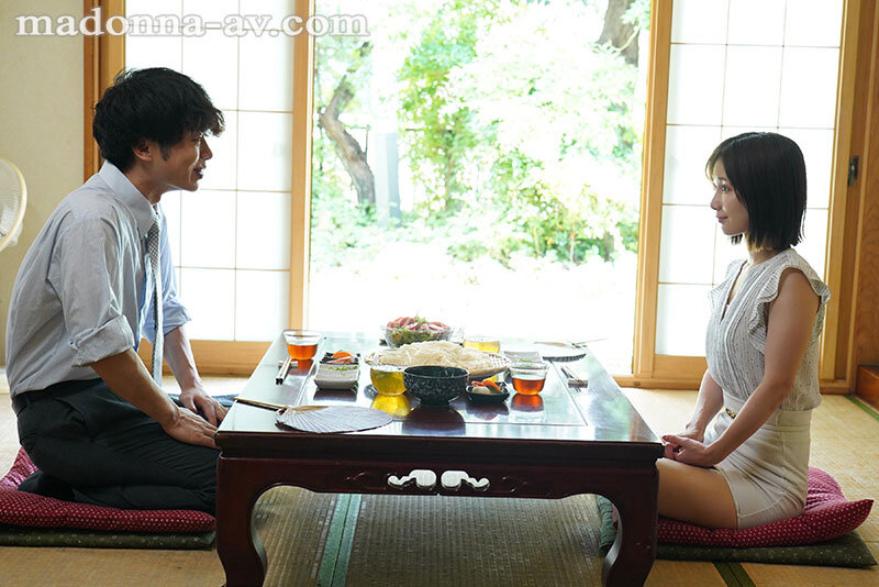 汗ほとばしる人妻の圧倒的な腰振りで、僕は一度も腰を動かさずに中出ししてしまった。 小島みなみ - サンプル画像 - 1