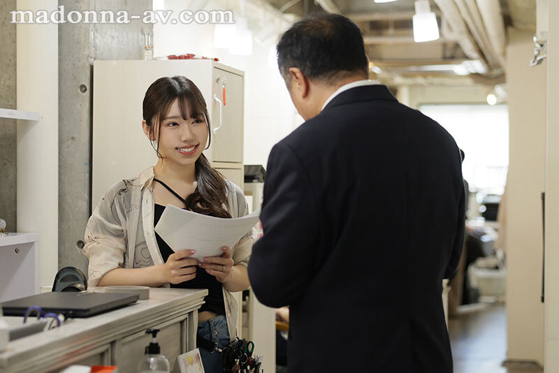 「絶対に、絶対に…声出しちゃダメですよ？」美容関係の営業の僕は店長の芽衣さんとある日、突然急接近ー。閉店後も、営業中も…濃密W不倫に溺れている。 さつき芽衣 - サンプル画像 - 1