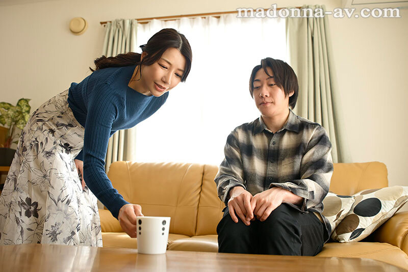「…先っぽだけ舐めてあげてもいいから、元気出して？」 剥けてない童貞チ●ポを見かねた彼女の母が、亀頭だけ丹念にじゅっぷりとフェラしてくれてー。 加藤あやの - サンプル画像 - 1