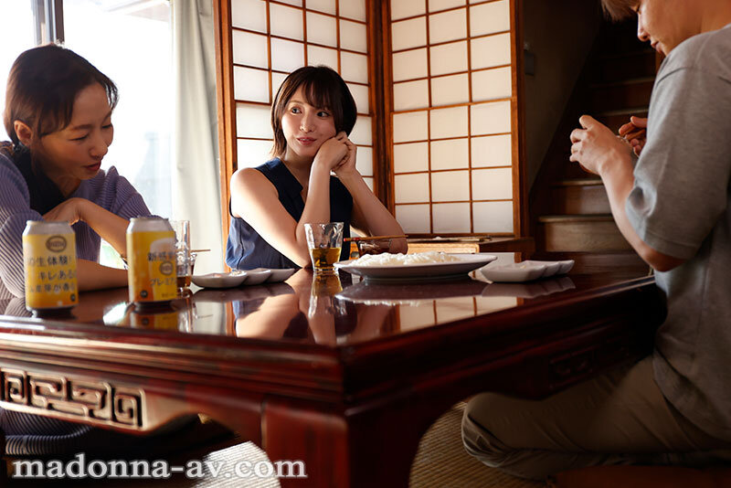 汗ほとばしる人妻の圧倒的な腰振りで、僕は一度も腰を動かさずに中出ししてしまった。 新妻ゆうか - サンプル画像 - 2