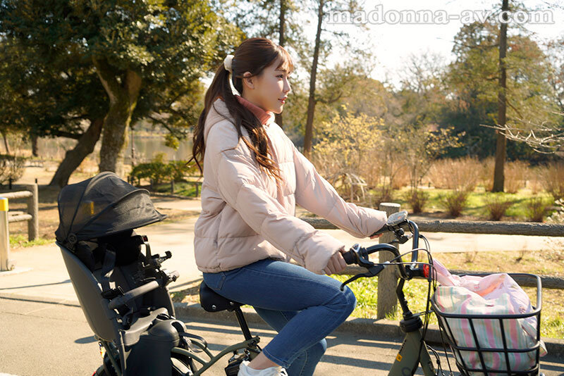 毎朝、保育園に通う子供の送り迎えで顔を合わせる美人妻に誘われて、夕方お迎えの時間まで不倫中出し絶倫性交に溺れた僕。 一乃あおい - サンプル画像 - 1
