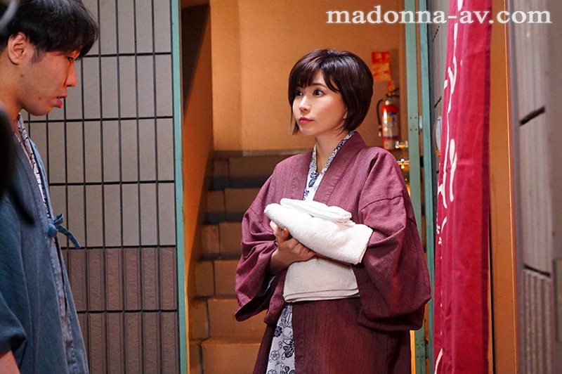 里美ゆりあ 電撃専属 第1弾！！ 危険な恋は蜜の味 ～社員旅行先で燃え上がる不貞関係～ - サンプル画像 - 1