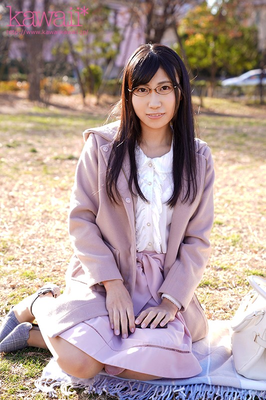 メーカー史上最高のギャップ19歳 見た目は地味で大人しい現役女子大生実はFカップの極上ボディでビンカン体質 大量潮吹き＆出された精子はごっくんしちゃうド淫乱女子AVデビュー - サンプル画像 - 1