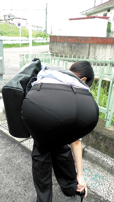 パンツスーツのデカ尻OL盗撮動画 - サンプル画像 - 3
