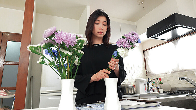 夫の初七日に義理の息子と友人の夜●いを受け、遺影の前でメス堕ちする義母 加藤ツバキ - サンプル画像 - 3