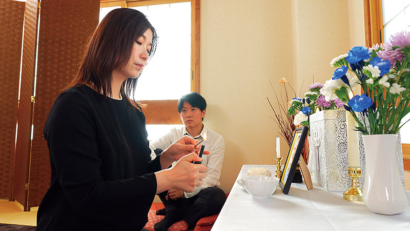 夫の初七日に義理の息子と友人の夜●いを受け、遺影の前でメス堕ちする義母 加藤ツバキ - サンプル画像 - 5