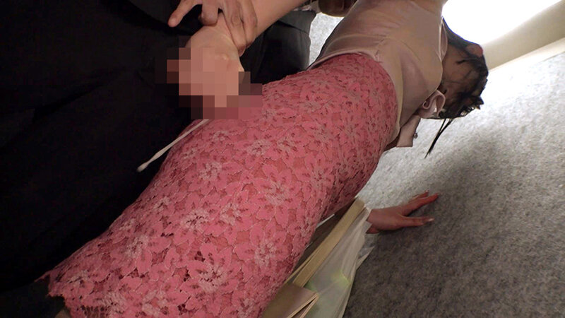 オフィス痴●で感じちゃう…敏感OLは職場の男達に1日中触られ放題のいつでもOKドスケベ娘【痴感オフィスレディ・静河さん21歳の場合】 - サンプル画像 - 9