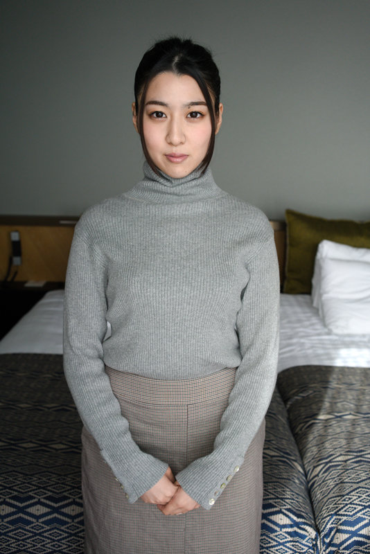 某有名芸能人の娘は処女。顔は清楚なお嬢様系美少女なのに、体は卑猥なデカ尻ムチコロボディというギャップにキュン。根本佳澄（20歳） - サンプル画像 - 1
