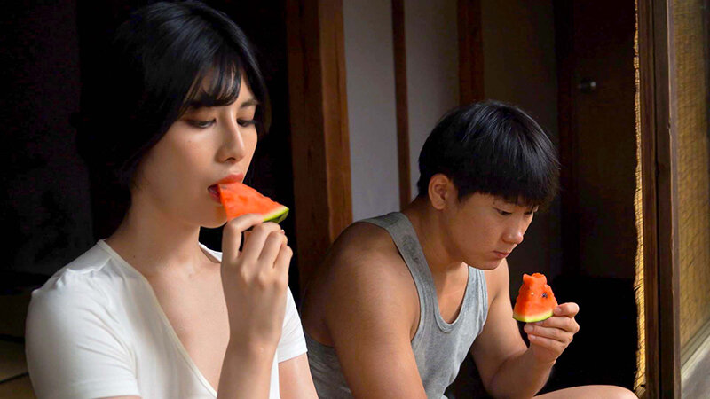 夏の日のNTR 十年ぶりに地元に帰って人妻になった元カノと再会 汗ダクで愛し合った思い出…。 九十九メイ - サンプル画像 - 2