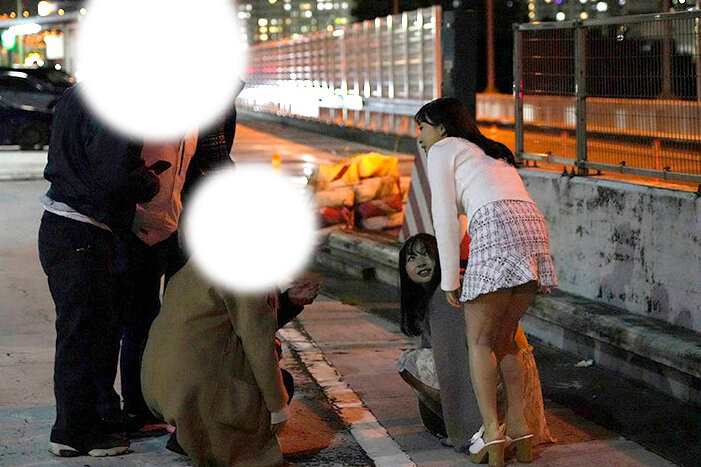 「ひそひそ声が聞こえる中で…」エアコンが壊れた夜行バスの狭い座席で年末帰省中に爆乳レズビアンに痴●される汗だく爆乳女子大生 - サンプル画像 - 1