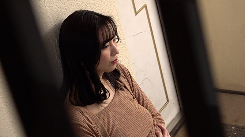 夫婦ゲンカで家を飛び出した隣の奥さんに貸してあげたワイシャツの隙間から見える乳首＆パンチラの誘惑に負けて薄壁一枚を隔てたご近所不倫 - サンプル画像 - 4