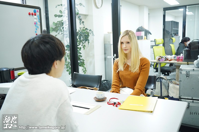 「映像関係」というパート募集に応募して採用された会社はAVメーカー。ADとして働き始めたのにいつのまにか人妻女優としてAVデビュー リリー・ハート - サンプル画像 - 1