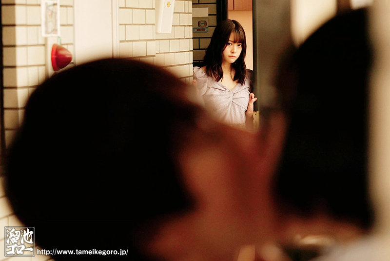 溜池ゴロー15周年YEARコラボ第12弾 はじめて彼女ができたのに…隣に住む欲求不満な人妻さんに食べられ罪悪感勃起した 八木奈々 - サンプル画像 - 1