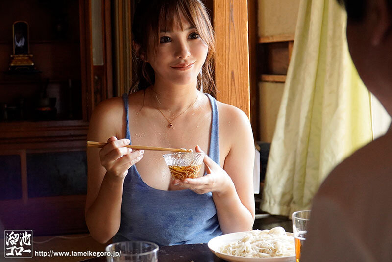 謹慎中で性欲を持て余した男を誘惑する爆乳妻 何回イっても果てない…真夏の絶倫汗ダク性交 天海つばさ - サンプル画像 - 1