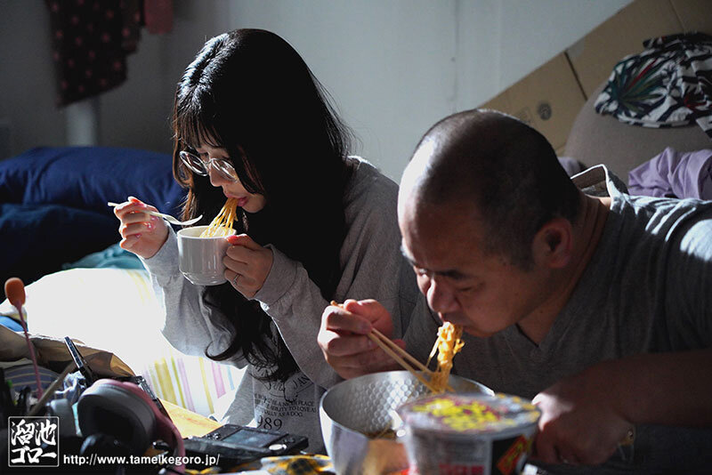 ゴミ部屋に住む俺（独身中年）が、隣に住む引きこもりゲーマー腐女子（アラサー）とSEXする話。 藍芽みずき - サンプル画像 - 12