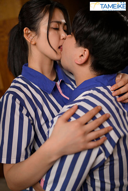 「キスだけなら不倫じゃないよね。」深夜コンビニで若者バイトと人妻がキスしまくりー。 三枝れい - サンプル画像 - 1