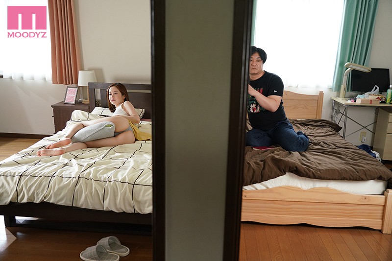 「ねぇ…私のいやらしい声、聞いてるんでしょ？」 性欲を持て余してオナニーしまくる隣人女性が壁越しに語りかけてきた。 篠田ゆう - サンプル画像 - 2