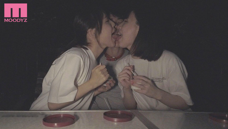 女子会してるお宅にM男くんが突撃参加！ お泊り女子会で夕方から朝がくるまで一日中犯●れて小悪魔中出しされる！ 白桃はな 花狩まい - サンプル画像 - 5