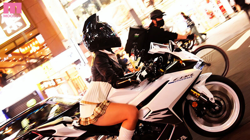 M男くんを犯しにバイクに乗ってやってくる 極限露出で男漁り爆乳痴女ライダー 乙アリス - サンプル画像 - 1