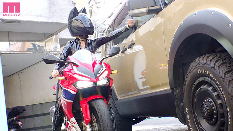 M男くんを犯しにバイクに乗ってやってくる 極限露出で男漁り爆乳痴女ライダー 乙アリス - サンプル画像 - 2