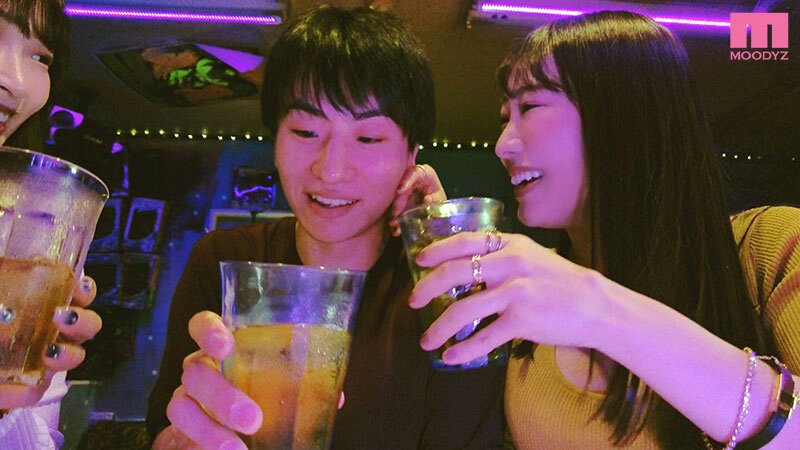 えっ！飲み屋でいきなり逆ナンしてきたくせに、焦らされまくって、寸止めされて、射精の瞬間もチ〇ポ放置され ザーメンお漏らしするルーインドオーガズム×ハシゴ酒で永遠に賢者タイムを与えられず何度も何度も精子を搾取される… 巨乳ハーレムビッチ編 弥生みづき 美園和花 - サンプル画像 - 1