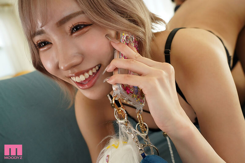 SEXが当たり前のド田舎に帰省したら有名ヤリマンギャルに成長した同級生と地元一のヤリマン先輩が集まって初めての中出しなのに何度も何度もザーメンぶっこ抜かれた思い出 春陽モカ AIKA - サンプル画像 - 2