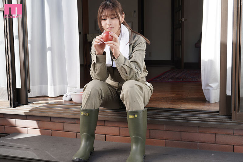 少子化が進みすぎて廃村寸前…！？実は脱いだら凄い美巨乳Gカップで村中の男を誘惑！排卵日は村中マラ喰い中出し求める農家の娘 佐山由依 - サンプル画像 - 2