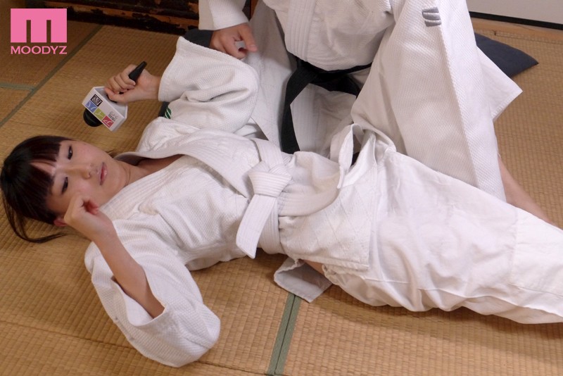 Hなレポートさせられても…全然疑わない！一生懸命新人アナウンサーちゃん 琴羽雫 - サンプル画像 - 5