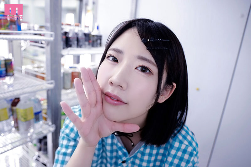 AM3時を過ぎるとコンビニ中年店長の俺をいつもゼロ距離囁き誘惑してくる小悪魔バイトちゃん 桜ゆの - サンプル画像 - 9