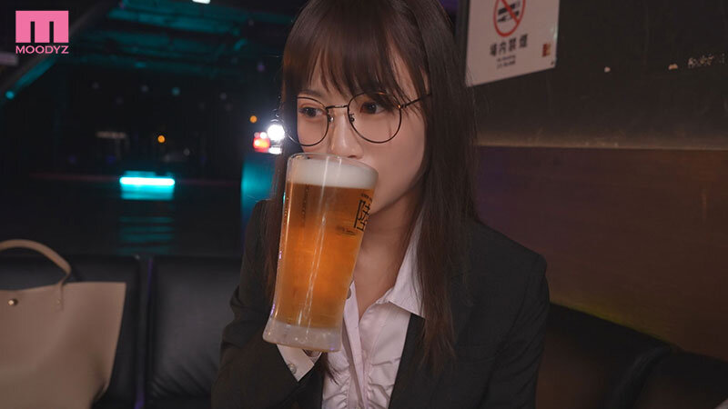 いつも地味メガネ女上司を酔わせたら…囁き誘惑キス魔になって何度も何度も勃起に持ち込まれ飲めば飲むほど無限中出し！！ 天宮花南 - サンプル画像 - 1