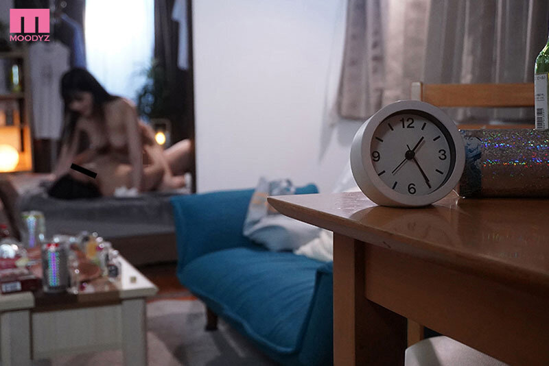 新歓コンパNTR ※胸糞注意 上京したばかりの遠距離恋愛彼女がテニサーの【歓迎コンパ】で1年生を喰いまくってるヤリチン男子に1晩中ハメられイカされていた話 純白彩永 - サンプル画像 - 10