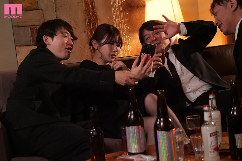 法事同窓会NTR ヤンチャな過去を持つ妻が6年ぶりに仲間の法事で地元に帰った 再会した地元のゲス友たちに酔わされて昔のヤリマンに戻った妻の寝取られ中出し映像 葵いぶき - サンプル画像 - 1