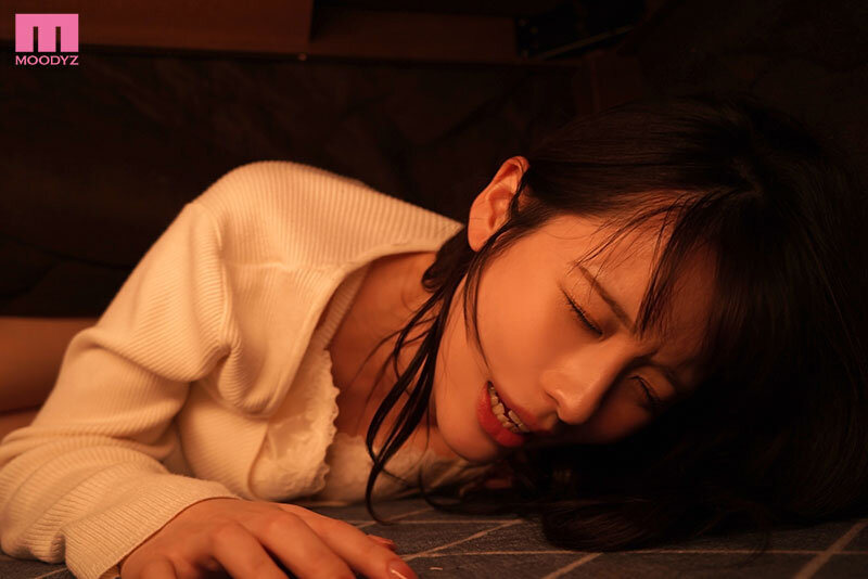 婚約者が隣にいるのに…帰省中の正月、コタツの中で絶倫義父にぐちゅぐちゅ媚薬指マンでイカされすぎて…結局家中で声も出せずにマン汁だくだく堕ち狂ったワタシ。 綾瀬まりあ - サンプル画像 - 5