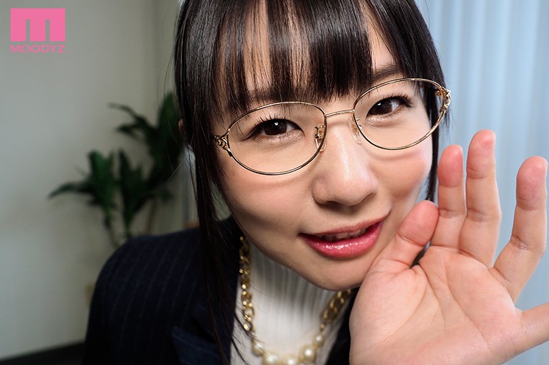 こっそり淫語（バイノーラル）と大胆パンチラでオフィス内SEXをせがんでくる誘惑女上司 つぼみ - サンプル画像 - 1