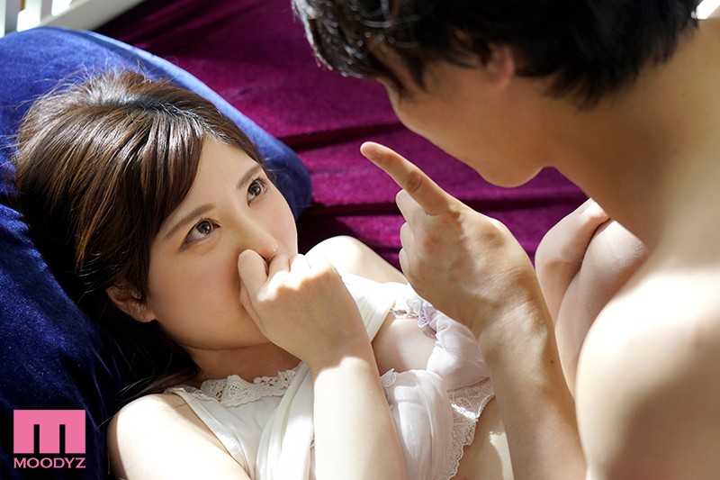 あの日彼女は、僕が実家に帰省中のときに同棲中の自宅で絶倫親友とハメまくって何度も中イキ昇天しまくっていた 藍芽みずき - サンプル画像 - 1