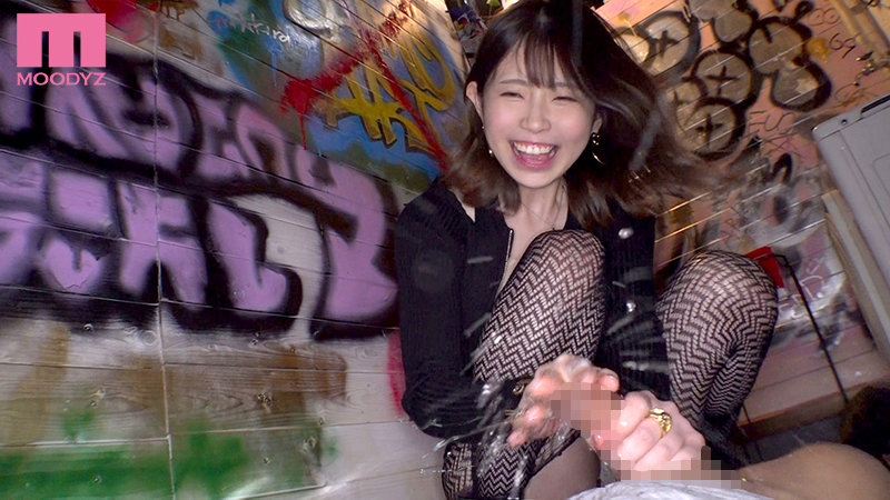 えぇー、本当に、ココで…男潮吹いちゃうの！！？ デートの最中、声を出しちゃいけない誰にもバレちゃいけないギリギリの状況で強●射精・男潮吹き小悪魔焦らしお姉さん 葵いぶき - サンプル画像 - 5