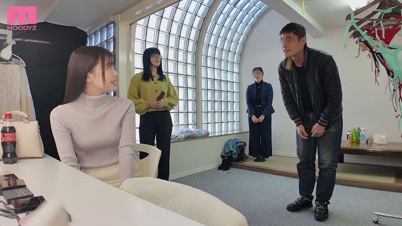 「ほんとにココでヤるんですか！？」 AV業界の至宝！人気No.1石川澪のプライベートに無許可で密着エロドキュメント！ありえない場所で卑猥どっきりイタズラ即ズボッ24時 石川澪 - サンプル画像 - 9
