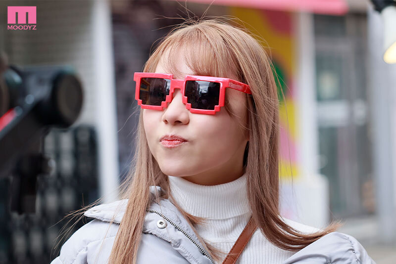 新人 20歳 こう見えて、脱いだら超絶品スレンダーちゃん！ 笑顔が可愛い敏感ピンク美乳赤毛の美少女AVdebut 天美しおり - サンプル画像 - 1