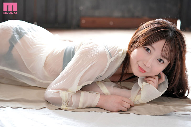 めっちゃ可愛い仲居さんが1ヶ月の禁欲を経て…感度MAX！超敏感おマ〇コにはじめての生ハメ＆中出し大絶頂！！ドキュメント 雨井理奈 - サンプル画像 - 1